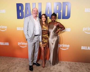 Amerikalı karakter oyuncusu John Carroll Lynch, Amerikalı aktris Maggie Q ve Amerikalı aktris Courtney Taylor, 9 Temmuz 2025 'te Culver City, LA, CA, ABD' de gerçekleştirilen Amazon Prime Video 'nun' Ballard '1. sezonuna geldiler..