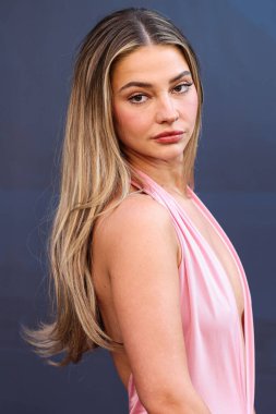 Amerikalı aktris ve model Madelyn Cline, 14 Temmuz 2025 'te Los Angeles, CA, ABD' de bulunan Kasa tarafından Broadway 'deki StILE Downtown Los Angeles' taki United Theater 'da düzenlenen 