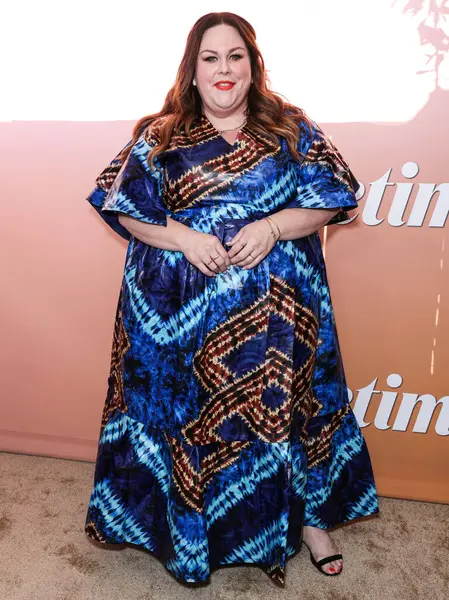 Amerikalı aktris ve şarkıcı Chrissy Metz, 16 Temmuz 2025 'te Santa Monica, Los Angeles' taki Calabra Rooftop 'ta düzenlenen The Stars From The Networks Summer Movie Cireup' ın yer aldığı Lifetime Summer Soiree Event 2025 'e geldi.    