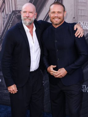 İskoç aktör ve yazar Graham McTavish ve İskoç aktör, yapımcı ve yazar Sam Heughan, STARZ 'ın 