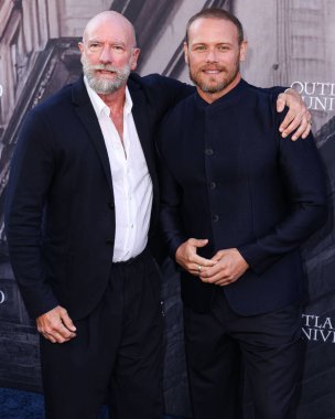 İskoç aktör ve yazar Graham McTavish ve İskoç aktör, yapımcı ve yazar Sam Heughan, STARZ 'ın 