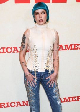 LOS ANGELES, ABD - AUGust 03, 2025: Halsey (Ashley Nicolette Frangipane), Los Angeles 'taki Lionsgate' Americana 'nın Hollywood Volume' daki Çöl 5 Noktası, Los Angeles Haraç Portföyü Oteli 'ndeki özel gösterimine geldi. 