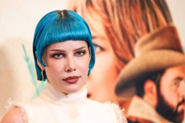 LOS ANGELES, ABD - AUGust 03, 2025: Halsey (Ashley Nicolette Frangipane), Los Angeles 'taki Lionsgate' Americana 'nın Hollywood Volume' daki Çöl 5 Noktası, Los Angeles Haraç Portföyü Oteli 'ndeki özel gösterimine geldi. 