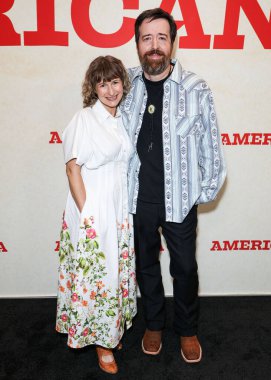 Leigh Tost ve kocası Tony Tost, Los Angeles, Los Angeles 'ta 3 Ağustos 2025' te Hollywood Volume 'daki Desert 5 Spot, A Tribute Portfolio Hotel Los Angeles' ta düzenlenen Lionsgate 'in' Americana 'sının özel gösterimine geldiler. 