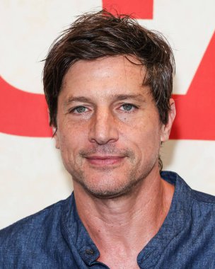 Amerikalı aktör, rapçi, besteci ve yapımcı Simon Rex, Los Angeles, Los Angeles 'ta 3 Ağustos 2025' te Los Angeles, Los Angeles 'ta Hollywood Volume' daki Desert 5 Spot, A Tribute Portfolio Hotel Los Angeles 'ta düzenlenen' Americana 'nın özel gösterimine geldiler.