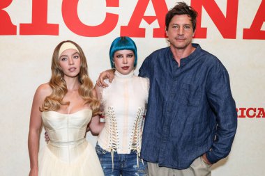 Sydney Sweeney, Halsey (Ashley Nicolette Frangipane), Simon Rex, Los Angeles, Los Angeles 'ta 3 Ağustos 2025' te Los Angeles, Los Angeles Haraç Portföyü Oteli, Hollywood Volume 'daki Desert 5 Spot' ta düzenlenen 'Americana' nın özel gösterimine geldiler.