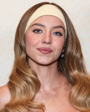 Sydney Sweeney 3 Ağustos 2025 'te Los Angeles, Los Angeles, Kaliforniya, ABD' de Hollywood Volume 'daki Desert 5 Spot, A Tribute Portfolio Hotel Los Angeles' ta düzenlenen Lionsgate 'in' Americana 'sının özel gösterimine geliyor.