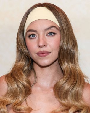 Sydney Sweeney 3 Ağustos 2025 'te Los Angeles, Los Angeles, Kaliforniya, ABD' de Hollywood Volume 'daki Desert 5 Spot, A Tribute Portfolio Hotel Los Angeles' ta düzenlenen Lionsgate 'in' Americana 'sının özel gösterimine geliyor.