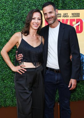 Yönetmen, yapımcı ve yazar Deena Kashper ve Amerikalı film yapımcısı Danny Kashper, 6 Ağustos 2025 'te Hollywood, Los Angeles, Kaliforniya, ABD' de The Garland Hotel 'de düzenlenen' Nuked 'in Los Angeles özel gösterimine geldiler.