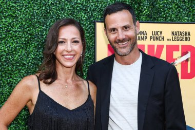 Yönetmen, yapımcı ve yazar Deena Kashper ve Amerikalı film yapımcısı Danny Kashper, 6 Ağustos 2025 'te Hollywood, Los Angeles, Kaliforniya, ABD' de The Garland Hotel 'de düzenlenen' Nuked 'in Los Angeles özel gösterimine geldiler.