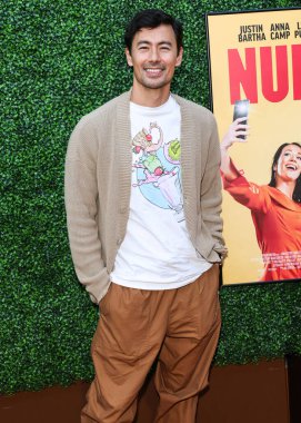 İngiliz aktör, yazar ve sunucu George Young, 6 Ağustos 2025 'te Kuzey Hollywood, Los Angeles, Kaliforniya, ABD' de bulunan Garland Hotel 'de düzenlenen Quiver Distribution' ın 'Nuked' adlı özel gösterimine geliyor..