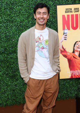 İngiliz aktör, yazar ve sunucu George Young, 6 Ağustos 2025 'te Kuzey Hollywood, Los Angeles, Kaliforniya, ABD' de bulunan Garland Hotel 'de düzenlenen Quiver Distribution' ın 'Nuked' adlı özel gösterimine geliyor..