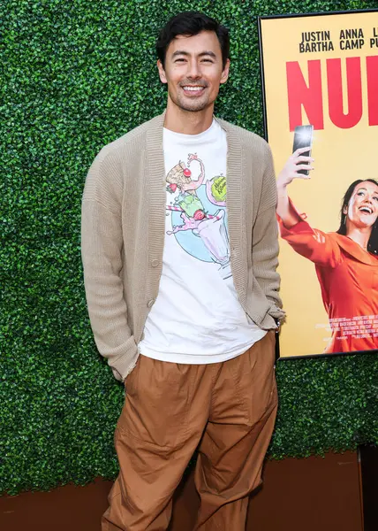 İngiliz aktör, yazar ve sunucu George Young, 6 Ağustos 2025 'te Kuzey Hollywood, Los Angeles, Kaliforniya, ABD' de bulunan Garland Hotel 'de düzenlenen Quiver Distribution' ın 'Nuked' adlı özel gösterimine geliyor..