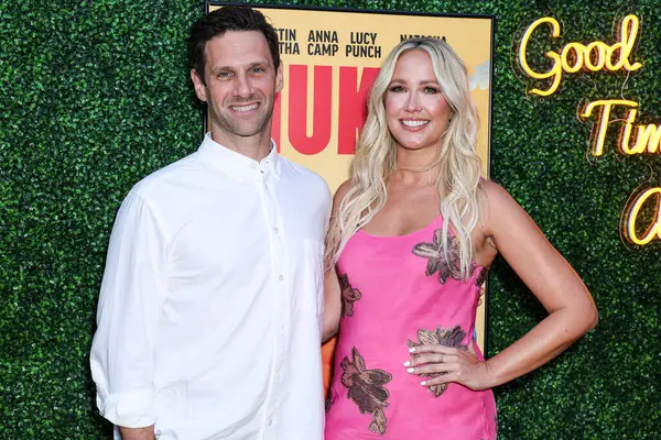 Amerikalı aktör Justin Bartha ve Amerikalı aktris Anna Camp, 6 Ağustos 2025 'te Kuzey Hollywood, Los Angeles, Kaliforniya, ABD' de bulunan Garland Hotel 'de düzenlenen' Nuked 'adlı Quiver Distribution' ın Los Angeles özel gösterimine geldiler..