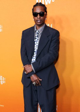 Amerikalı rapçi A $AP Rocky (ASAP Rocky diğer adıyla Rakim Mayers) Awge 'ı giyerek Los Angeles' taki Orijinal Elma Filmlerinin Özel Gösterimi 'ne ve A24' ün En Düşük 2 Gösterimi 'ne 13 Ağustos 2025' te AMMP 'deki Ted Mann Tiyatrosu' nda gerçekleştirildi..