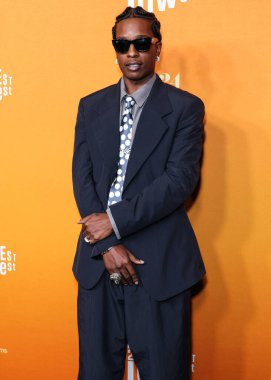 Amerikalı rapçi A $AP Rocky (ASAP Rocky diğer adıyla Rakim Mayers) Awge 'ı giyerek Los Angeles' taki Orijinal Elma Filmlerinin Özel Gösterimi 'ne ve A24' ün En Düşük 2 Gösterimi 'ne 13 Ağustos 2025' te AMMP 'deki Ted Mann Tiyatrosu' nda gerçekleştirildi..