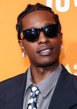 Amerikalı rapçi A $AP Rocky (ASAP Rocky diğer adıyla Rakim Mayers) Awge 'ı giyerek Los Angeles' taki Orijinal Elma Filmlerinin Özel Gösterimi 'ne ve A24' ün En Düşük 2 Gösterimi 'ne 13 Ağustos 2025' te AMMP 'deki Ted Mann Tiyatrosu' nda gerçekleştirildi..