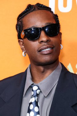 Amerikalı rapçi A $AP Rocky (ASAP Rocky diğer adıyla Rakim Mayers) Awge 'ı giyerek Los Angeles' taki Orijinal Elma Filmlerinin Özel Gösterimi 'ne ve A24' ün En Düşük 2 Gösterimi 'ne 13 Ağustos 2025' te AMMP 'deki Ted Mann Tiyatrosu' nda gerçekleştirildi..