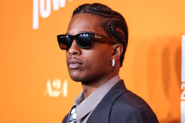 Amerikalı rapçi A $AP Rocky (ASAP Rocky diğer adıyla Rakim Mayers) Awge 'ı giyerek Los Angeles' taki Orijinal Elma Filmlerinin Özel Gösterimi 'ne ve A24' ün En Düşük 2 Gösterimi 'ne 13 Ağustos 2025' te AMMP 'deki Ted Mann Tiyatrosu' nda gerçekleştirildi..