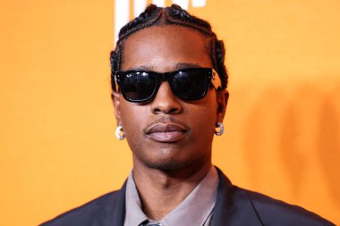 Amerikalı rapçi A $AP Rocky (ASAP Rocky diğer adıyla Rakim Mayers) Awge 'ı giyerek Los Angeles' taki Orijinal Elma Filmlerinin Özel Gösterimi 'ne ve A24' ün En Düşük 2 Gösterimi 'ne 13 Ağustos 2025' te AMMP 'deki Ted Mann Tiyatrosu' nda gerçekleştirildi..
