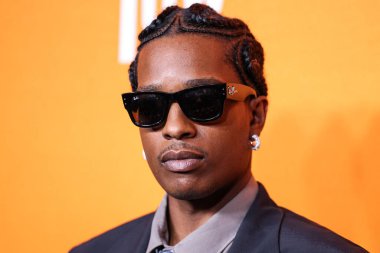 Amerikalı rapçi A $AP Rocky (ASAP Rocky diğer adıyla Rakim Mayers) Awge 'ı giyerek Los Angeles' taki Orijinal Elma Filmlerinin Özel Gösterimi 'ne ve A24' ün En Düşük 2 Gösterimi 'ne 13 Ağustos 2025' te AMMP 'deki Ted Mann Tiyatrosu' nda gerçekleştirildi..