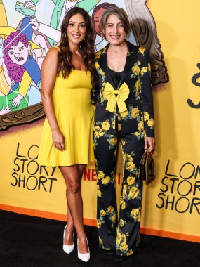 Amerikalı aktris Angelique Cabral ve Amerikalı aktris, sanatçı, aktivist, yazar Lisa Edelstein, Netflix 'in' Uzun Hikaye Kısa Sezonu 'nun Los Angeles Özel Gösterimi' ne 18 Ağustos 2025 'te Hollywood, LA, ABD' de Netflix Tudum Theater 'da geldi..