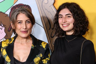 Amerikalı aktris, sanatçı, aktivist, yazar Lisa Edelstein ve yeğeni Larissa Edelstein Netflix 'in' Uzun Hikaye Kısa Sezonu 'nun Los Angeles Özel Gösterimi' ne 18 Ağustos 2025 'te Hollywood, LA, CA, ABD' de bulunan Netflix Tudum Tiyatrosu 'nda geldiler..