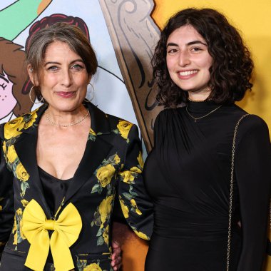 Amerikalı aktris, sanatçı, aktivist, yazar Lisa Edelstein ve yeğeni Larissa Edelstein Netflix 'in' Uzun Hikaye Kısa Sezonu 'nun Los Angeles Özel Gösterimi' ne 18 Ağustos 2025 'te Hollywood, LA, CA, ABD' de bulunan Netflix Tudum Tiyatrosu 'nda geldiler..