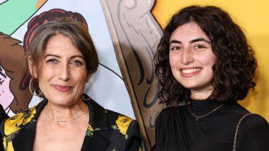Amerikalı aktris, sanatçı, aktivist, yazar Lisa Edelstein ve yeğeni Larissa Edelstein Netflix 'in' Uzun Hikaye Kısa Sezonu 'nun Los Angeles Özel Gösterimi' ne 18 Ağustos 2025 'te Hollywood, LA, CA, ABD' de bulunan Netflix Tudum Tiyatrosu 'nda geldiler..