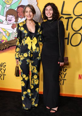 Amerikalı aktris, sanatçı, aktivist, yazar Lisa Edelstein ve yeğeni Larissa Edelstein Netflix 'in' Uzun Hikaye Kısa Sezonu 'nun Los Angeles Özel Gösterimi' ne 18 Ağustos 2025 'te Hollywood, LA, CA, ABD' de bulunan Netflix Tudum Tiyatrosu 'nda geldiler..