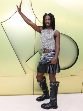 Amerikalı şarkıcı, rapçi ve söz yazarı Lil Nas X (Montero Lamar Hill), 9 Mart 2023 tarihinde Batı Hollywood, Los Angeles, Kaliforniya, ABD 'de düzenlenen Versace Fall / Winter 2023 Moda Fuarı' na geldi..