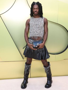 Amerikalı şarkıcı, rapçi ve söz yazarı Lil Nas X (Montero Lamar Hill), 9 Mart 2023 tarihinde Batı Hollywood, Los Angeles, Kaliforniya, ABD 'de düzenlenen Versace Fall / Winter 2023 Moda Fuarı' na geldi..