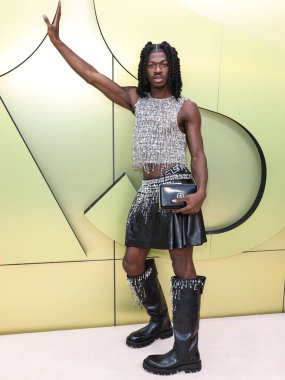 Amerikalı şarkıcı, rapçi ve söz yazarı Lil Nas X (Montero Lamar Hill), 9 Mart 2023 tarihinde Batı Hollywood, Los Angeles, Kaliforniya, ABD 'de düzenlenen Versace Fall / Winter 2023 Moda Fuarı' na geldi..