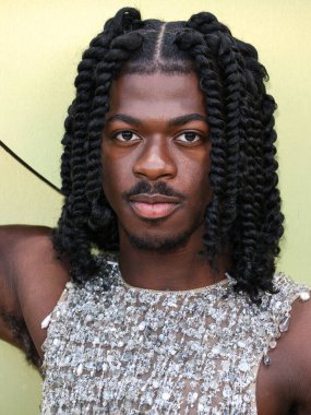 Amerikalı şarkıcı, rapçi ve söz yazarı Lil Nas X (Montero Lamar Hill), 9 Mart 2023 tarihinde Batı Hollywood, Los Angeles, Kaliforniya, ABD 'de düzenlenen Versace Fall / Winter 2023 Moda Fuarı' na geldi..
