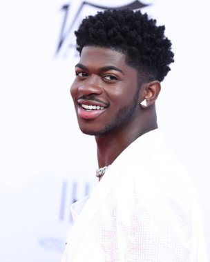 Balmain giyen rapçi Lil Nas X, Peacock ve Girls5eva tarafından sunulan ve 4 Aralık 2021 tarihinde Los Angeles, Kaliforniya, ABD 'deki City Market Social House' da düzenlenen IHG Otelleri ve Resorts sponsorluğundaki Music Hitmakers Brunch 'a geldi.