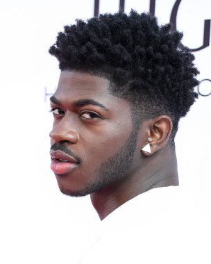 Balmain giyen rapçi Lil Nas X, Peacock ve Girls5eva tarafından sunulan ve 4 Aralık 2021 tarihinde Los Angeles, Kaliforniya, ABD 'deki City Market Social House' da düzenlenen IHG Otelleri ve Resorts sponsorluğundaki Music Hitmakers Brunch 'a geldi.