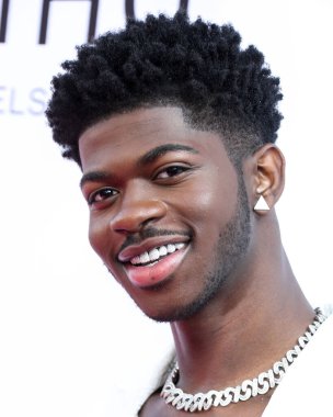 Balmain giyen rapçi Lil Nas X, Peacock ve Girls5eva tarafından sunulan ve 4 Aralık 2021 tarihinde Los Angeles, Kaliforniya, ABD 'deki City Market Social House' da düzenlenen IHG Otelleri ve Resorts sponsorluğundaki Music Hitmakers Brunch 'a geldi.