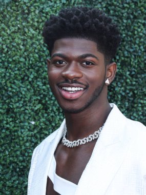 Balmain giyen rapçi Lil Nas X, Peacock ve Girls5eva tarafından sunulan ve 4 Aralık 2021 tarihinde Los Angeles, Kaliforniya, ABD 'deki City Market Social House' da düzenlenen IHG Otelleri ve Resorts sponsorluğundaki Music Hitmakers Brunch 'a geldi.
