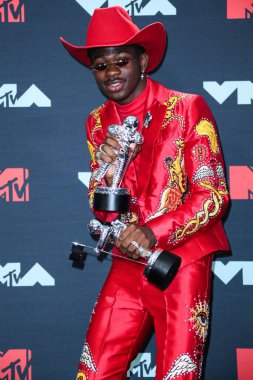 Rapçi Lil Nas X, 26 Ağustos 2019 'da Newark, New Jersey' de düzenlenen Prudential Center 'da düzenlenen MTV Video Müzik Ödülleri' nde basın odasında poz verdi.