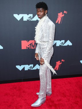 Christian Cowan 'ın giydiği rapçi Lil Nas X 26 Ağustos 2019' da Newark, New Jersey, ABD 'deki Prudential Center' da düzenlenen 2019 MTV Video Müzik Ödülleri 'ne ulaştı.