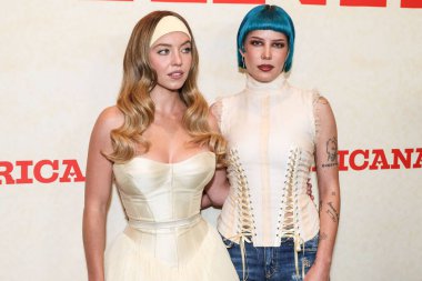 LOS ANGELES, ABD - Sydney Sweeney ve Halsey (Ashley Nicolette Frangipane) Hollywood Volume 'daki Çöl 5 Noktası Haraç Portföyü Oteli' nde Lionsgate 'in' Americana 'sının Los Angeles Özel Gösterimi' ne geldiler.