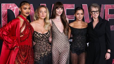 Celeste O 'Connor, Sydney Sweeney, Dakota Johnson, Isabela Moner Merced ve S.J. Clarkson, 12 Şubat 2024 'te Westwood, Los Angeles, ABD' deki Regency Village Theatre 'da düzenlenen' Madame Web 'adlı Columbia Pictures' ın dünya prömiyerine geldi.