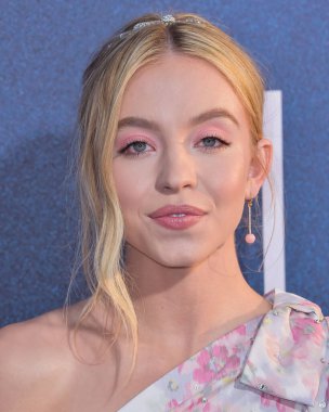 HOLYWOOD, LOS ANGELES, CALIFORNIA, ABD - 4 Haziran 04: Miu Miu elbisesi giyen aktris Sydney Sweeney ve Irene Neuwirth HBO 'nun 4 Haziran 2019' da Arclight Cinerama Dome 'daki' Euphoria 'nın Los Angeles galasına geldiler. 