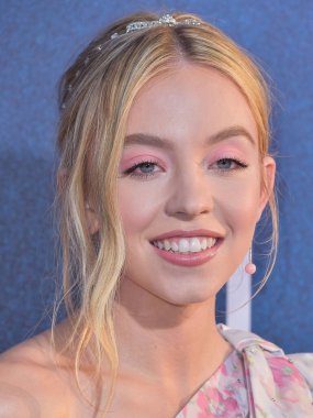 HOLYWOOD, LOS ANGELES, CALIFORNIA, ABD - 4 Haziran 04: Miu Miu elbisesi giyen aktris Sydney Sweeney ve Irene Neuwirth HBO 'nun 4 Haziran 2019' da Arclight Cinerama Dome 'daki' Euphoria 'nın Los Angeles galasına geldiler. 