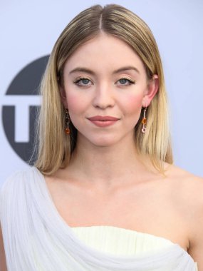 LOS ANGELES, CA, ABD - 27 Ocak - Aktris Sydney Sweeney Delpozo elbisesi, Nicholas Kirkwood ayakkabıları, Irene Neuwirth mücevheri ve Edie Parker çantası The Shrine Auditorium 'da düzenlenen 25. 