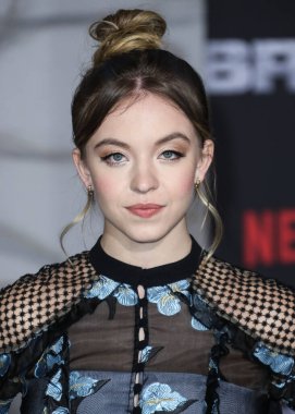 WESTWOOD, LOS ANGELES, CA, ABD - 13 ARALIK: Sydney Sweeney 13 Aralık 2017 'de Westwood, Los Angeles, Kaliforniya, ABD' de Regency Village Theatre 'da düzenlenen Netflix' in 'Bright' ın Los Angeles galasında