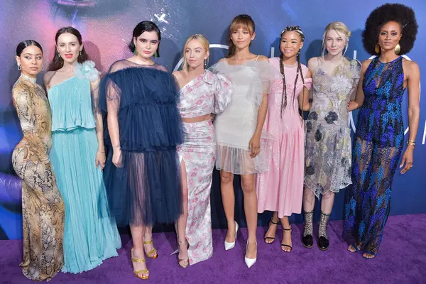 HOLYWOOD, LOS ANGELES, CALIFORNIA, ABD - JUNE 04: Oyuncular Alexa Demie, Maude Apatow, Barbie Ferreira, Sydney Sweeney, Zendaya Coleman, Storm Reid, Hunter Schafer ve Nika Williams HBO 'nun Euphoria' sının Los Angeles galasına geldiler 