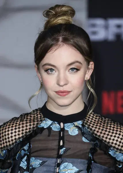 WESTWOOD, LOS ANGELES, CA, ABD - 13 ARALIK: Sydney Sweeney 13 Aralık 2017 'de Westwood, Los Angeles, Kaliforniya, ABD' de Regency Village Theatre 'da düzenlenen Netflix' in 'Bright' ın Los Angeles galasında