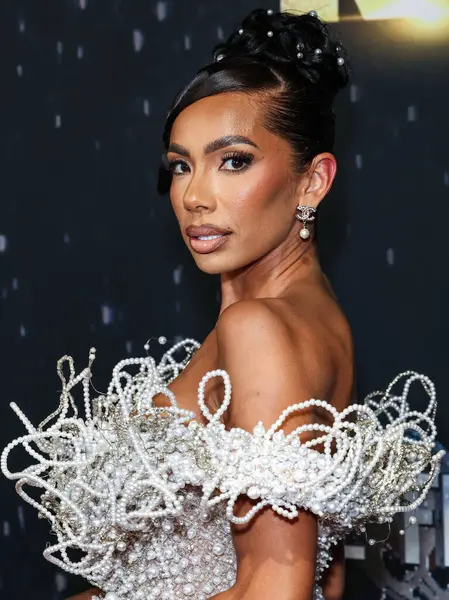 Amerikalı aktris, model, şarkıcı, yazar ve girişimci Erica Mena Samuels, 27 Ağustos 2025 'te Hollywood, Los Angeles, Kaliforniya, ABD' de bulunan TCL Çin Tiyatrosu IMAX 'te düzenlenen Los Angeles Film' Run 'ın Los Angeles galasına geldi.. 