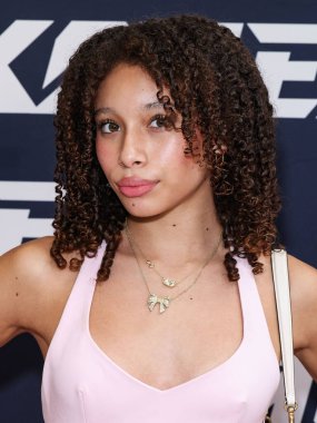 Anis Sienna, 30 Ağustos 2025 'te ABD' nin Kaliforniya eyaletinin Los Angeles şehrinde bulunan Beverly Center Atrium 'da düzenlenen Clements Twins' in Yeni Kaveah Koleksiyonunun Kalkışı 'na ulaştı..